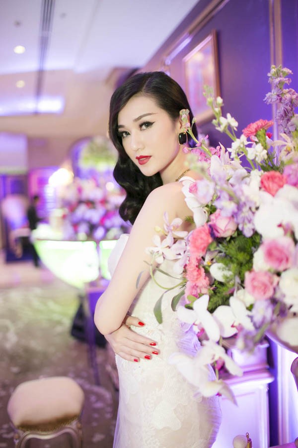Khánh My diện đầm trắng muốt, khoe đường cong quyến rũ - ảnh 10